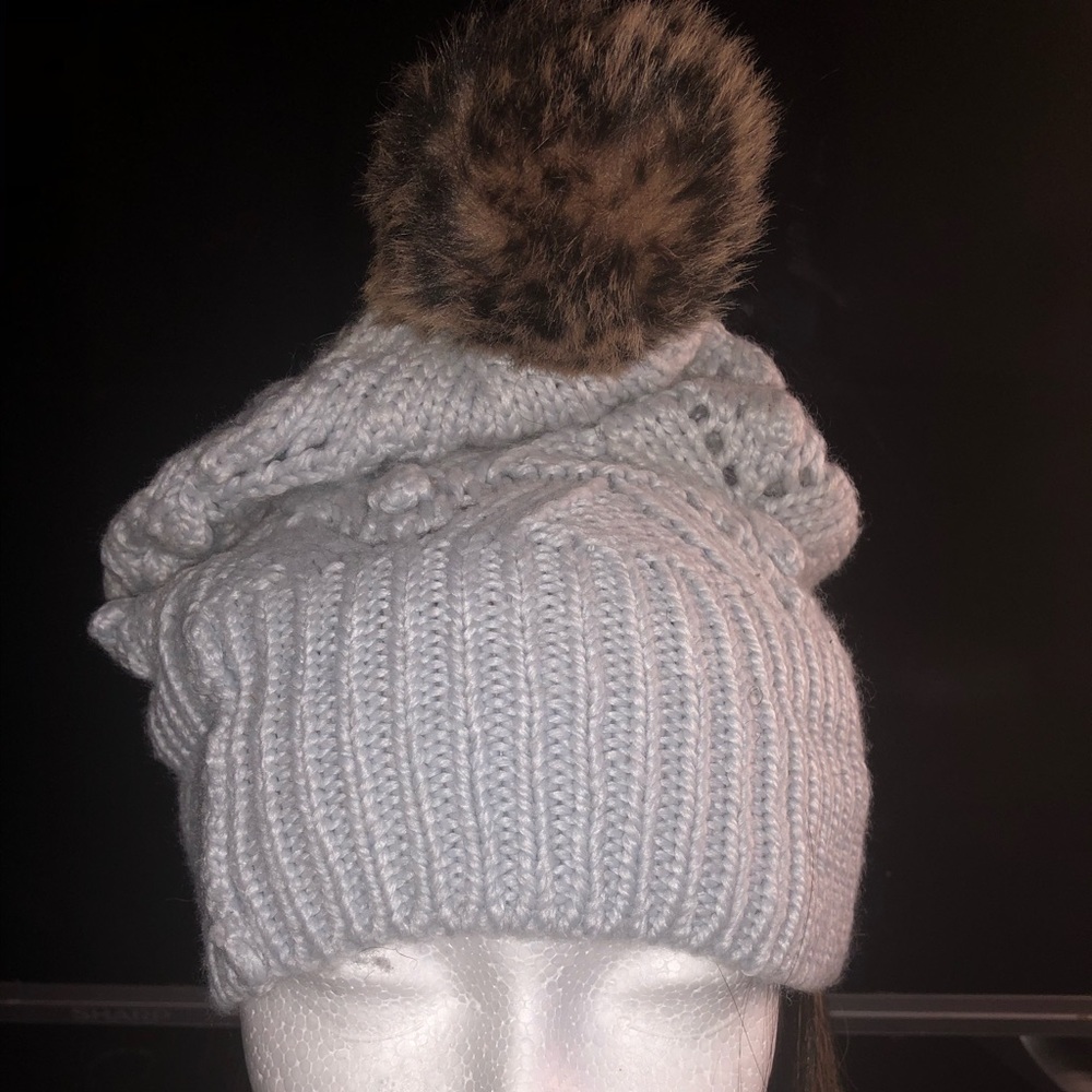 Gap grey knit beanie.